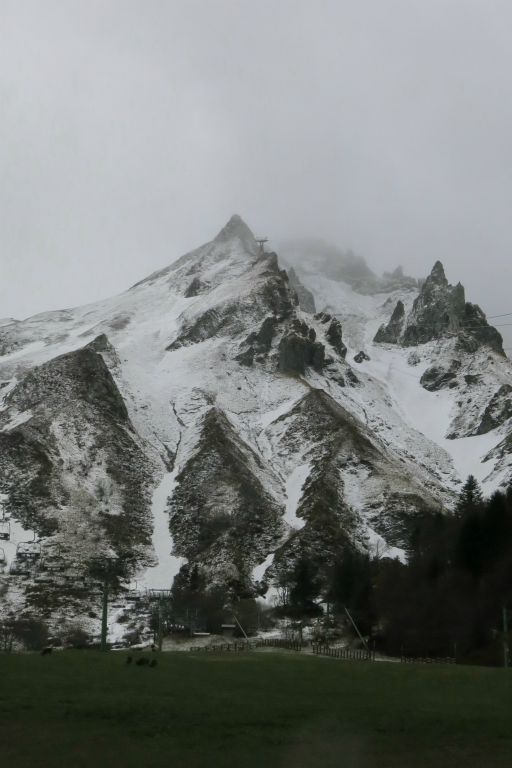 Le Puy de Sancy , peut-être dans les nuages et la station du Mont Dore